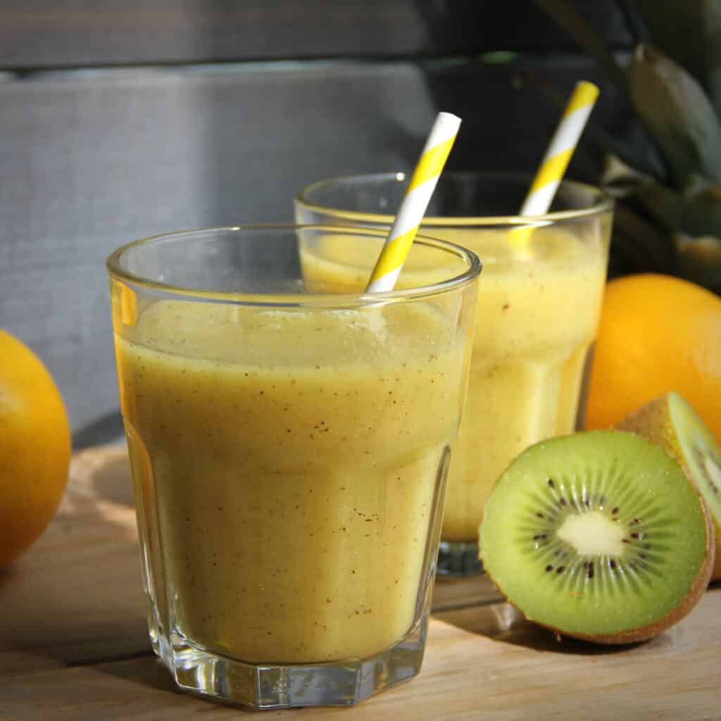 Smoothie met ananas sinaasappel en kiwi recept aug 16 2021 vierkant