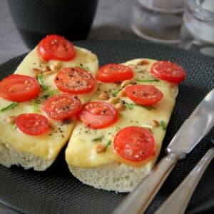 Stokbrood met kaas en tomaat