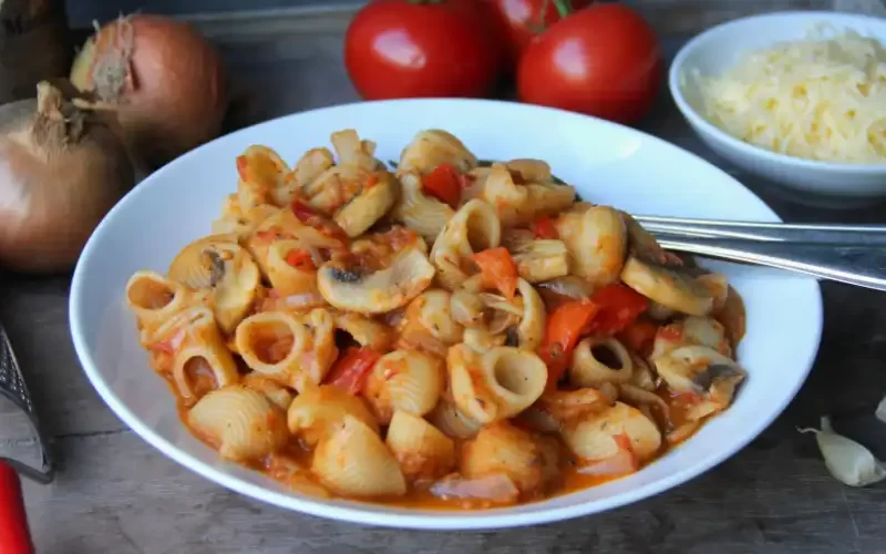 Pasta met paprika en champignons