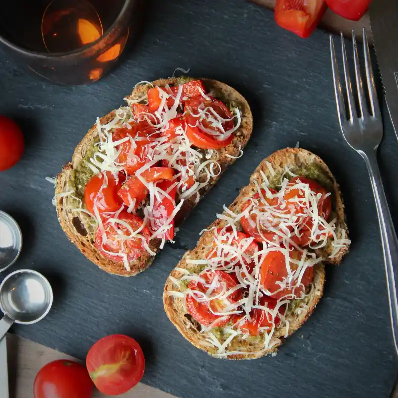 Toast met pesto tomaat en paprika 800x800