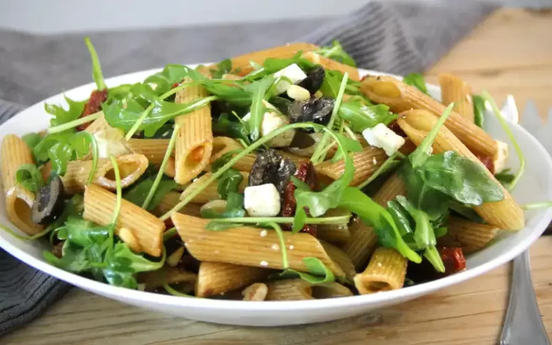 Makkelijke pastasalade met gedroogde tomaten en feta