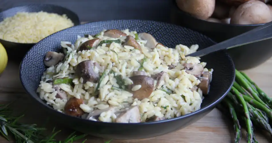 Orzo met champignons en aspergetips recept 950x500