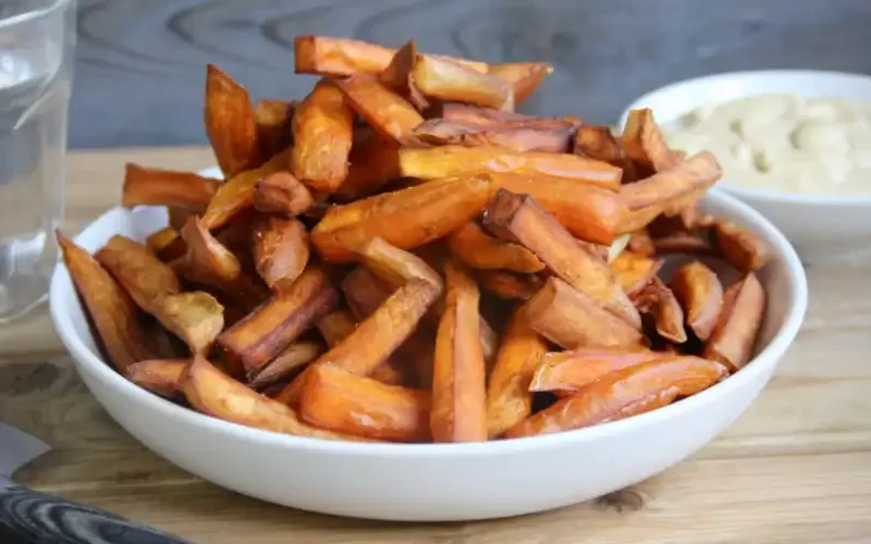 Zoete aardappel friet uit de frituur