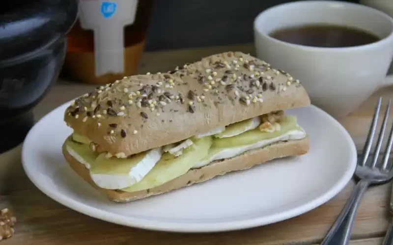 Broodjes brie met appel en walnoot