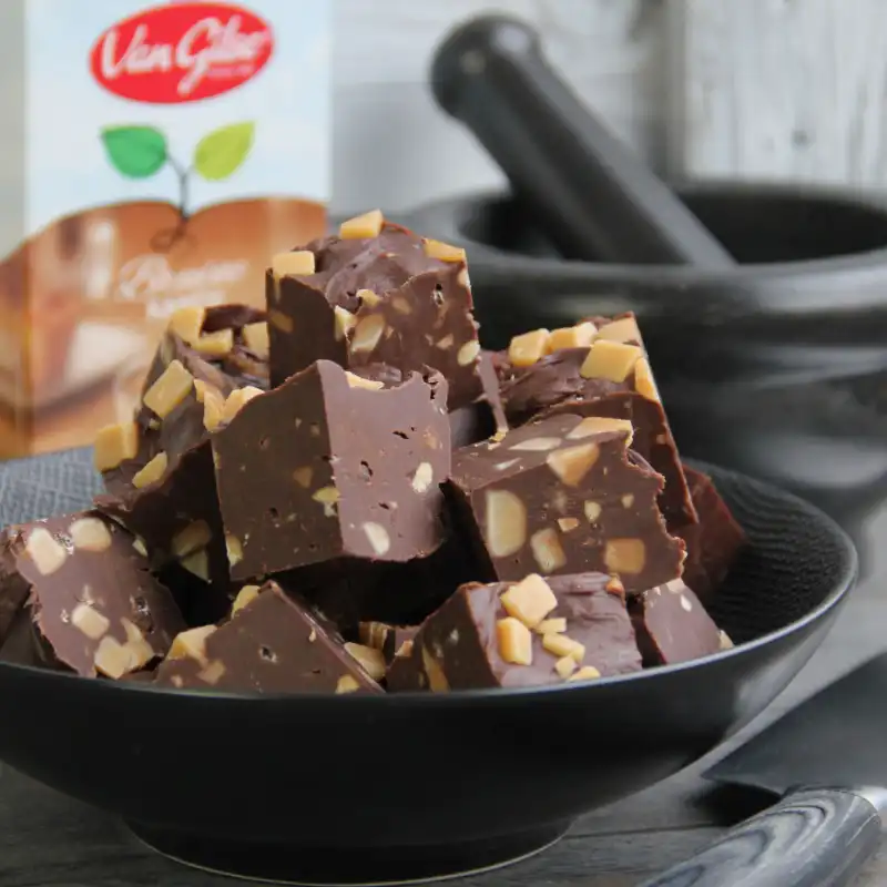 Chocolade fudge met nootjes karamel en kandijsuiker nov 2020 800x800