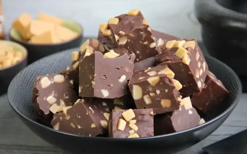 Chocolade fudge met nootjes, karamel en kandijsuiker