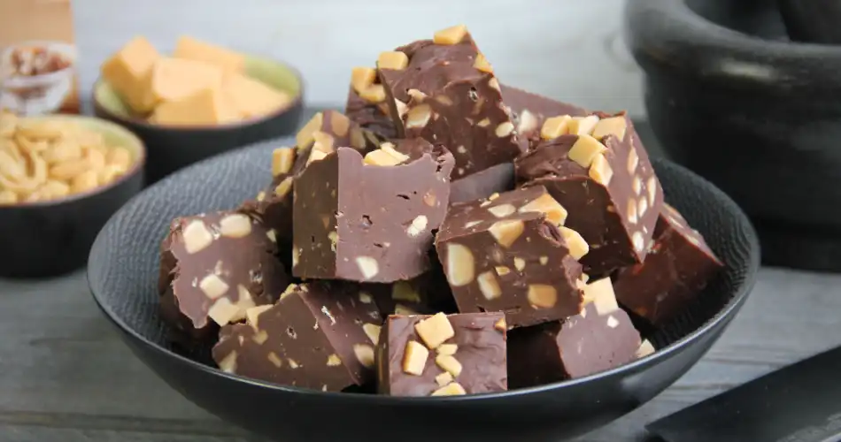 Chocolade fudge met nootjes karamel en kandijsuiker nov 2020 950x500