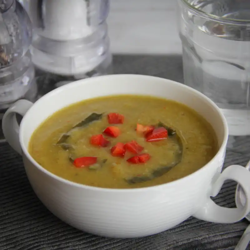 Soep met kikkererwten spliterwten prei en parmezaanse kaas recept 800x800