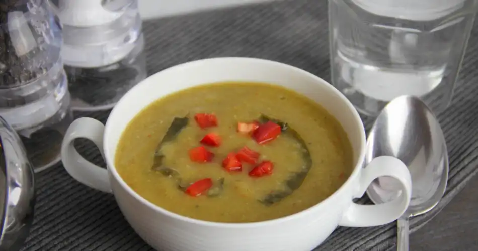 Soep met kikkererwten spliterwten prei en parmezaanse kaas recept 950x500