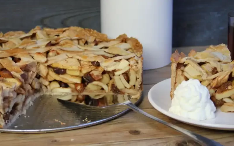 Appeltaart met noten en slagroom