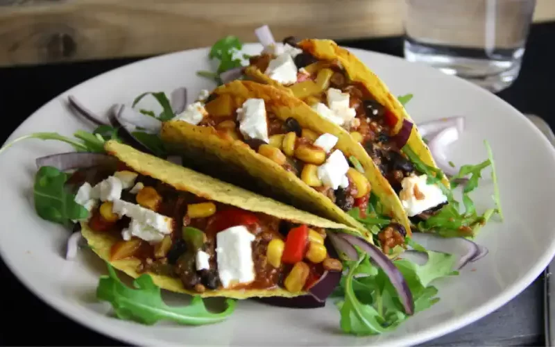 Mexicaanse taco schelpen met mais, paprika en zwarte bonen