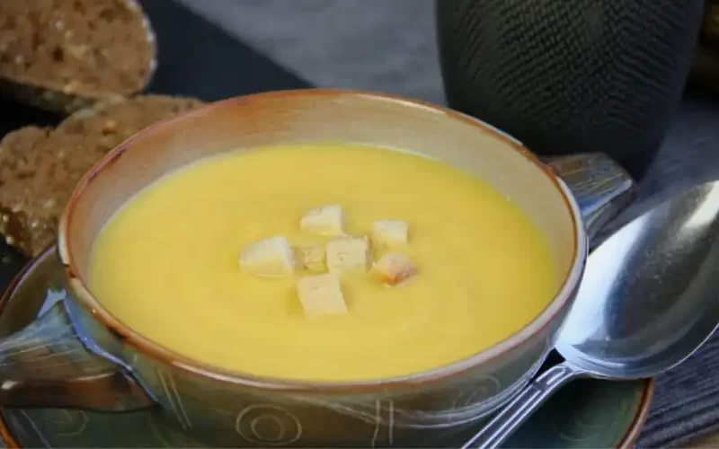 Pastinaaksoep met wortel, ui en kerrie