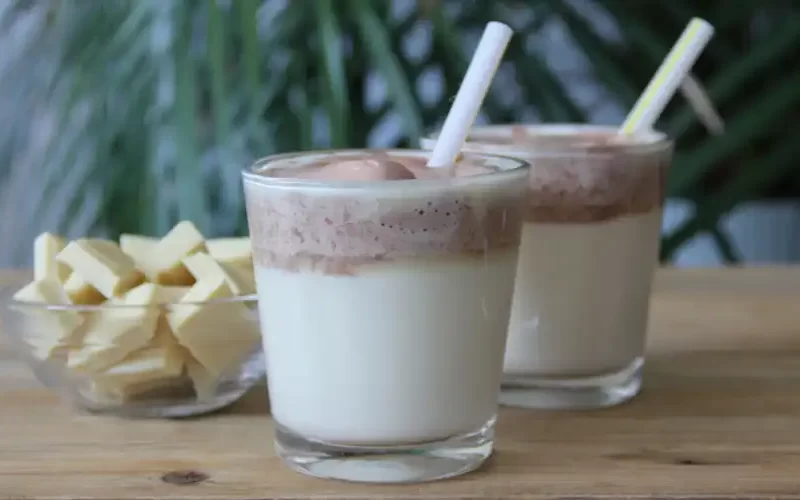 Witte chocolademelk met cacao slagroom