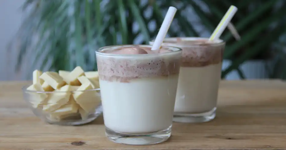 Witte chocolademelk met cacao slagroom recept 950x500