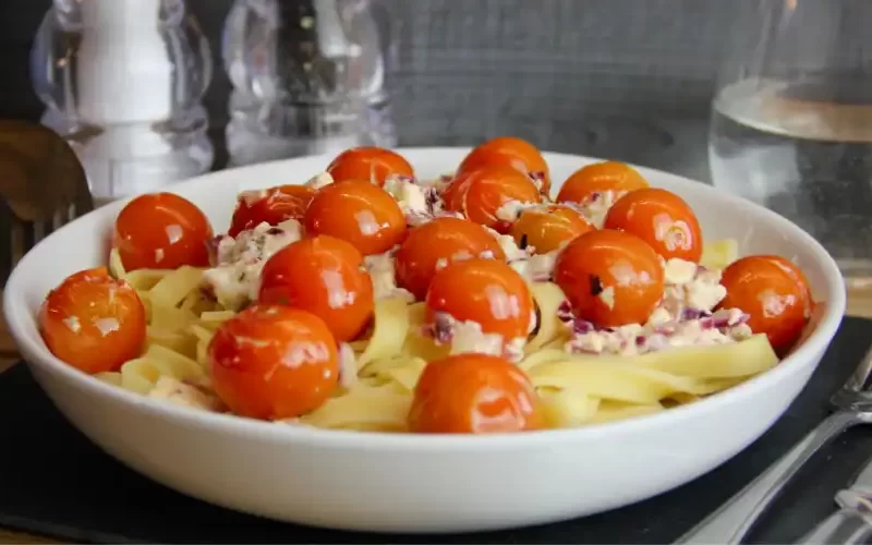 Tagliatelle met tomaat en feta