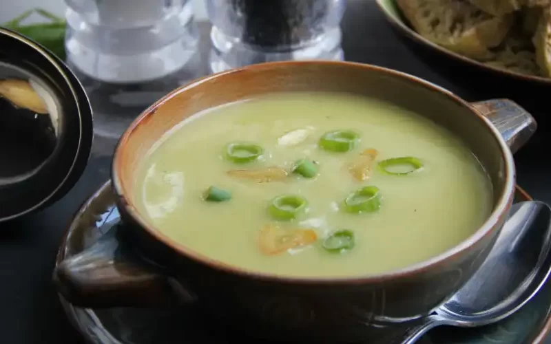 Aardappelsoep met knoflook en bosui recept