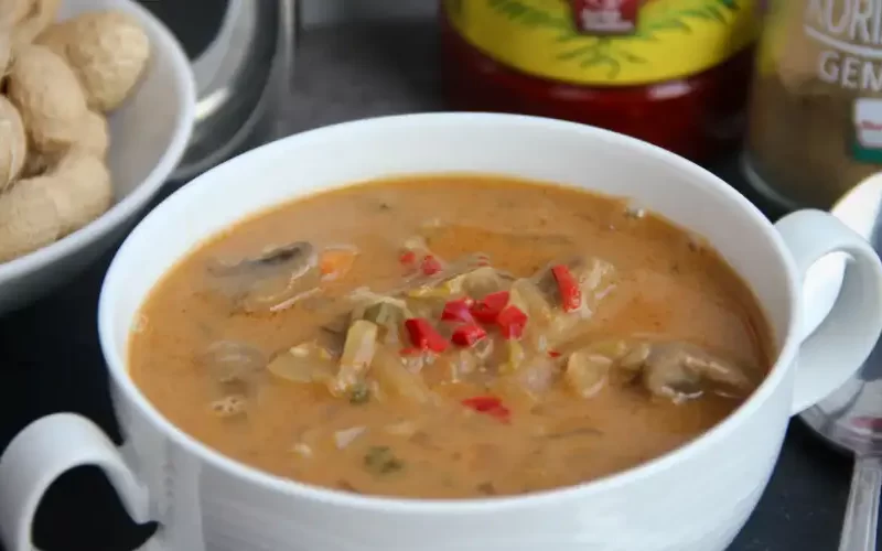Pindasoep met nasi groenten