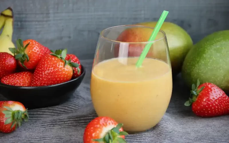 Smoothie aardbei mango met kokosmelk en banaan