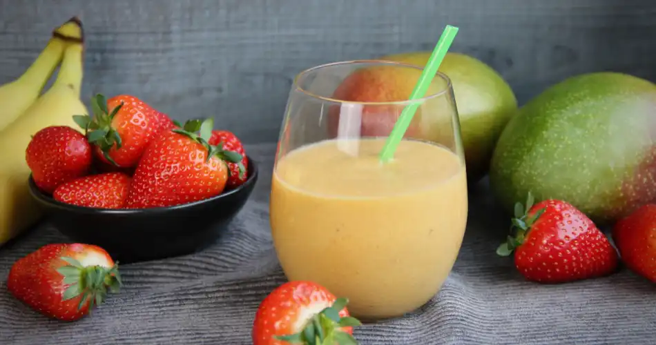 Smoothie aardbei mango met kokosmelk en banaan apr 2021 950x500