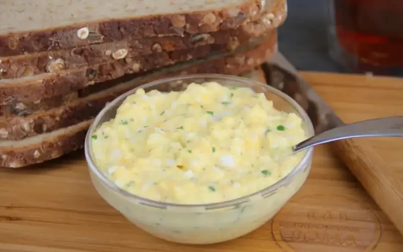 Zelfgemaakte eiersalade op brood
