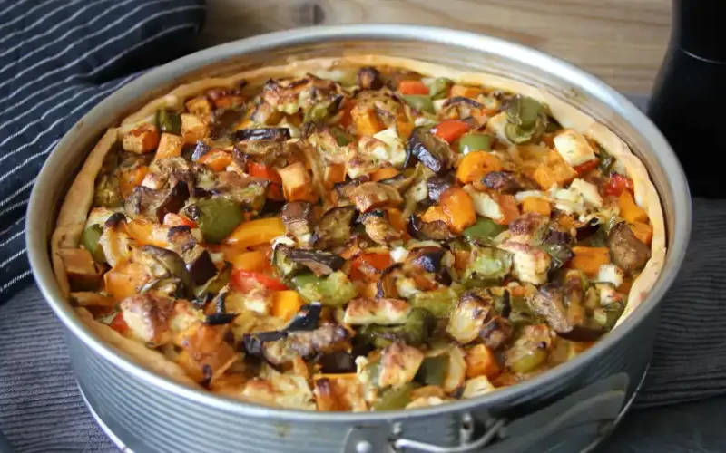 Geroosterde groentetaart met aubergine, paprika, ui en feta