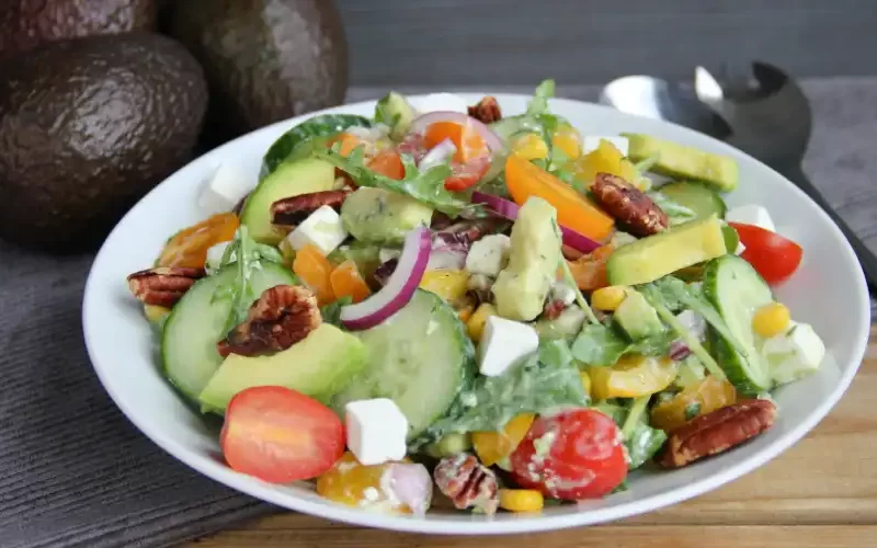 Salade met avocado en witte kaas