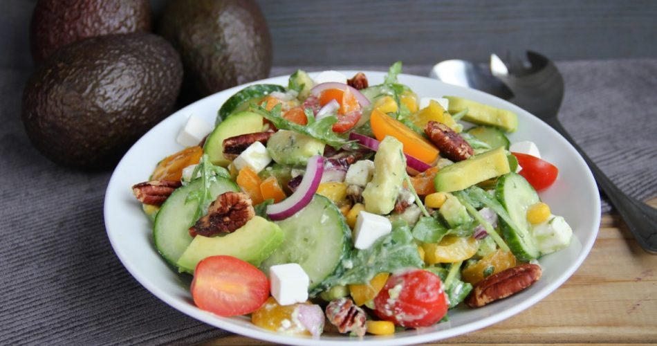 Salade met avocado en witte kaas wit Uitgelicht