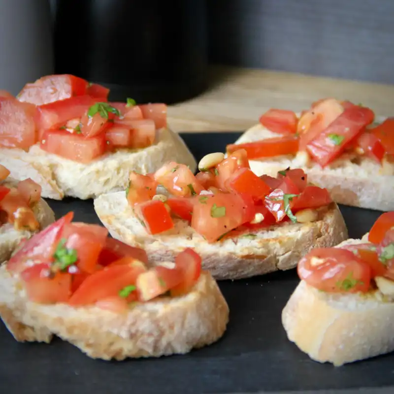 Bruschetta met tomaat basilicum en geroosterde pijnboompitten jun 2021 800x800