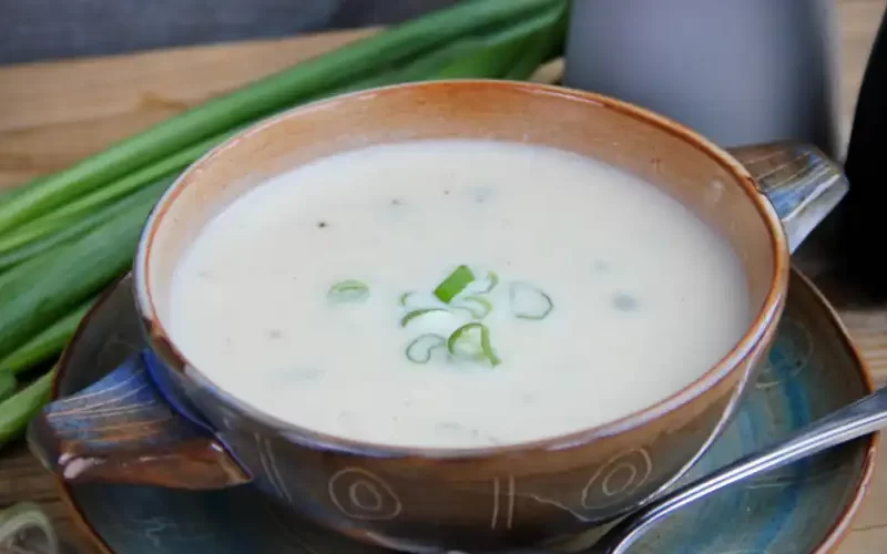 Snelle aspergesoep met bosui