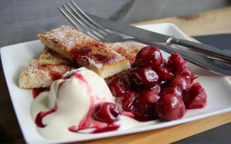 Warme kersen met kaneeltoast en vanille-ijs