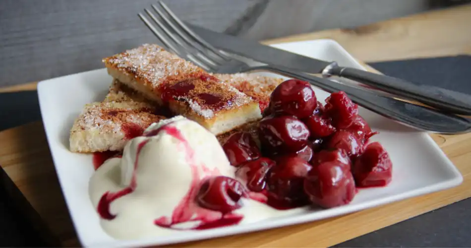 Warme kersen met kaneeltoast jul 2021 950x500