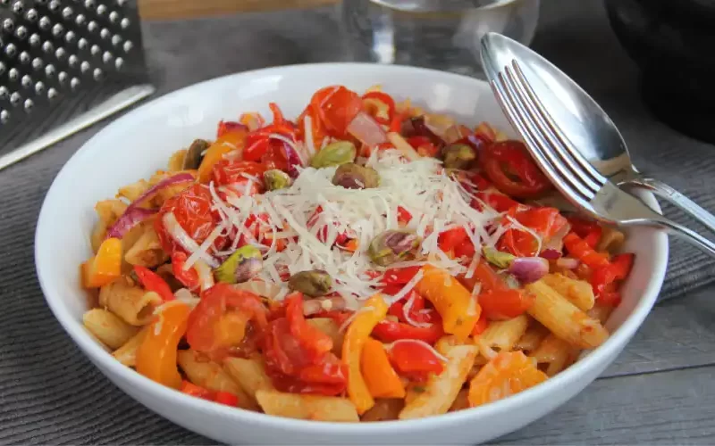 Penne met paprika en rode pesto