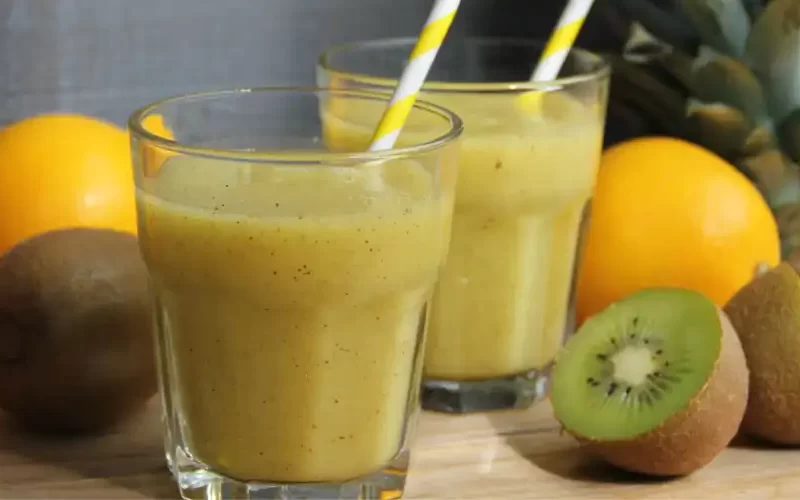 Smoothie met ananas sinaasappel en kiwi