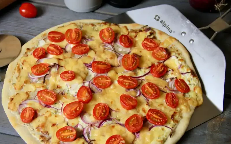 Flammkuchen met tomaat en ui