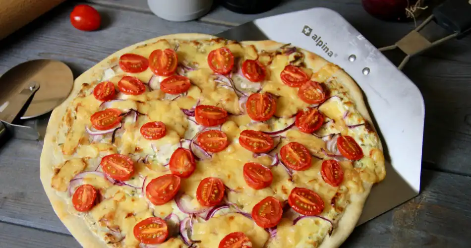 Flammkuchen met tomaat en ui okt 2021 950x500