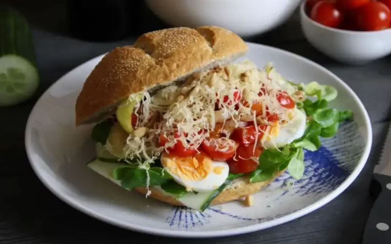Broodje met gegrilde groenten sla en ei