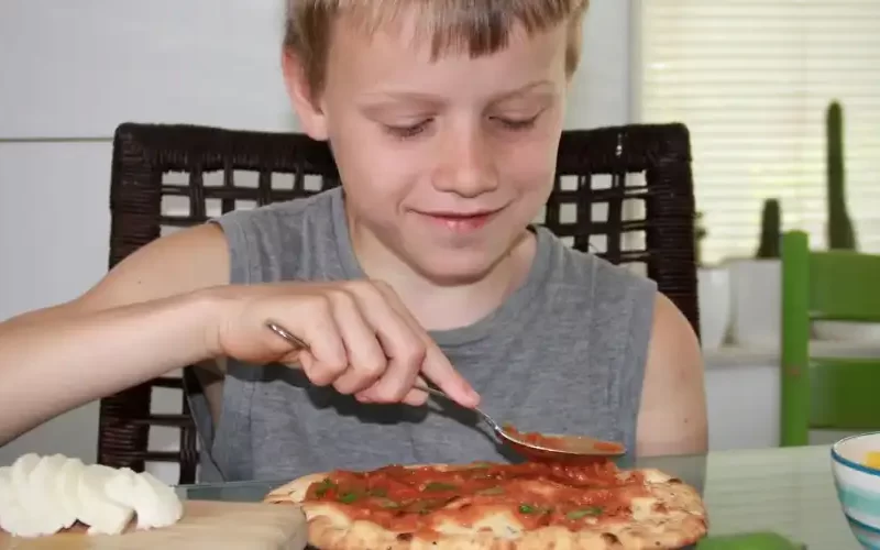 Naanpizza met paprika en mozzarella