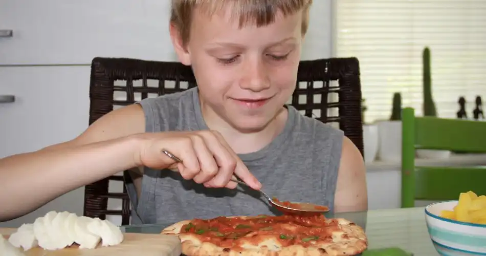 Naanpizza met paprika en mozzarella jan 2022 950x500