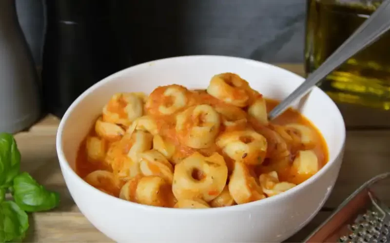 Tortellini met tomatensaus en kaas