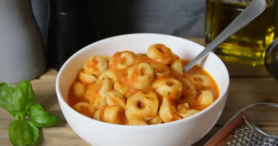 Tortellini met tomatensaus en kaas dec 2021 950x500