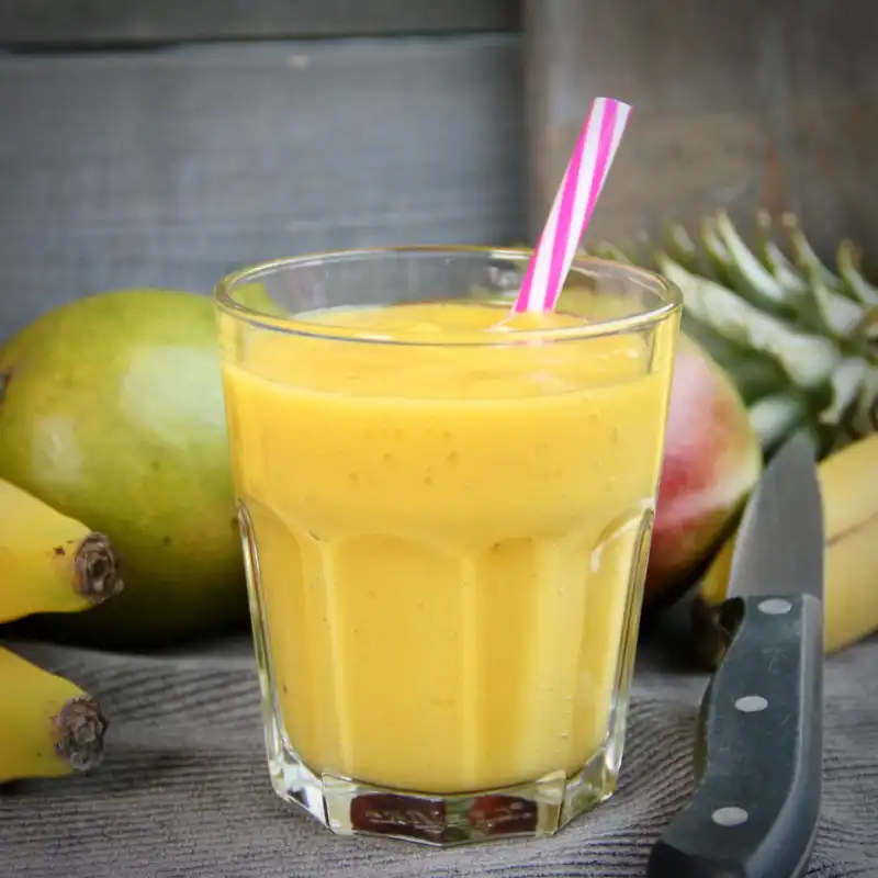 Smoothie banaan mango en ananas maken feb 2022 800x800