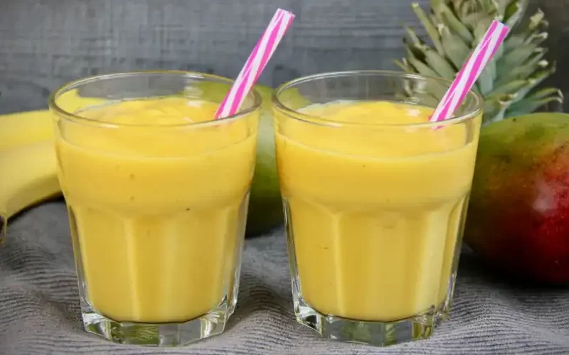 Smoothie banaan mango en ananas