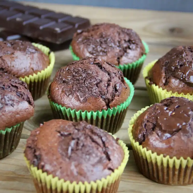Chocolade muffins met stukjes chocolade jan 2022 800x800