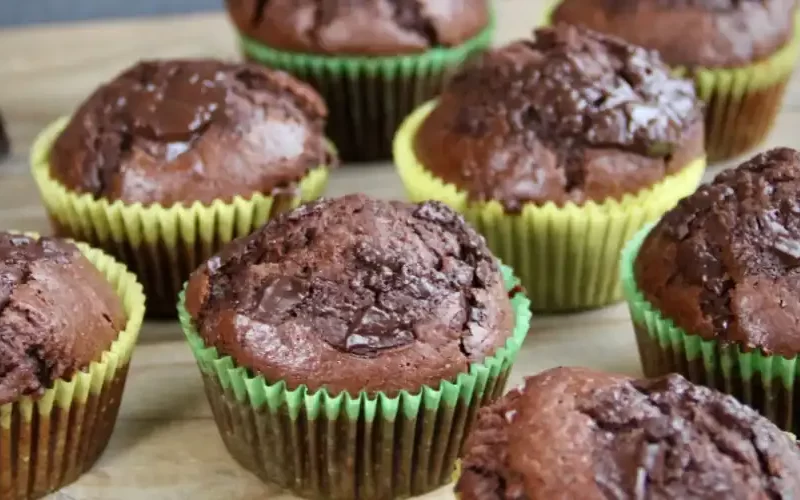 Chocolade muffins met stukjes chocolade