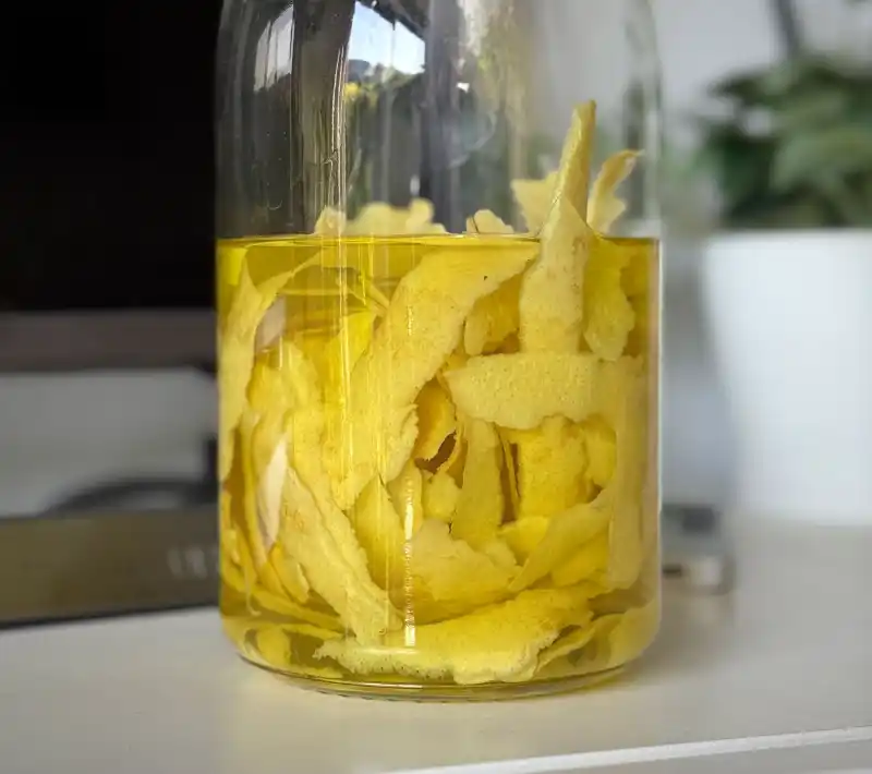 Limoncello maken - pot met schillen 800x710