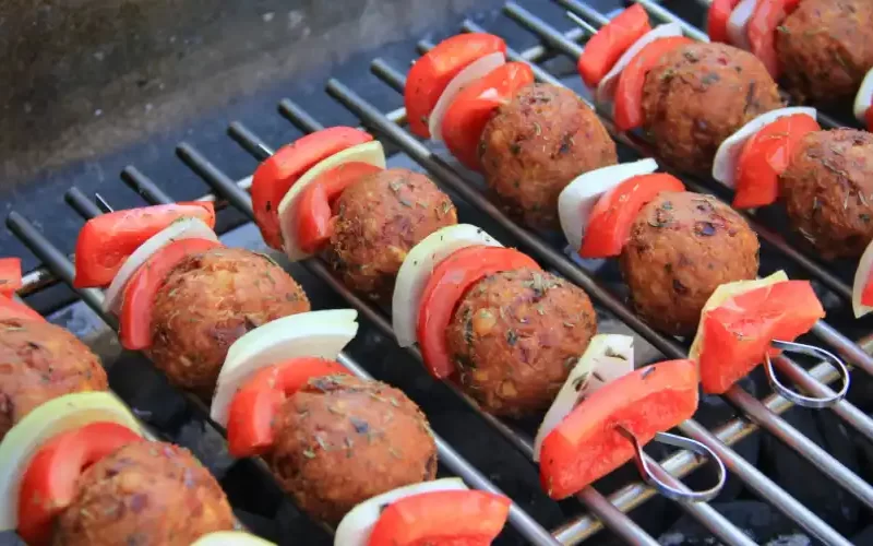 Falafel BBQ spiesen met knoflooksaus