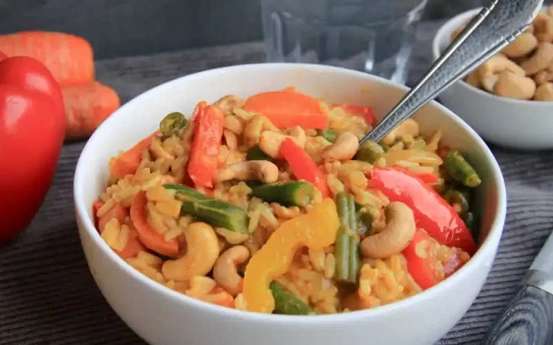 Gele curry met groenten en cashewnoten