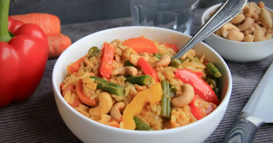 Gele curry met groenten en cashewnoten 950x500