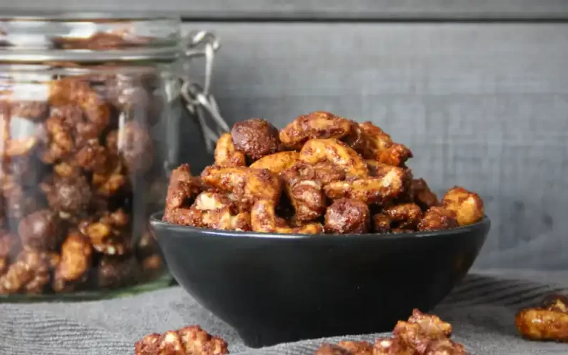 Noten met suiker, paprika en kaneel