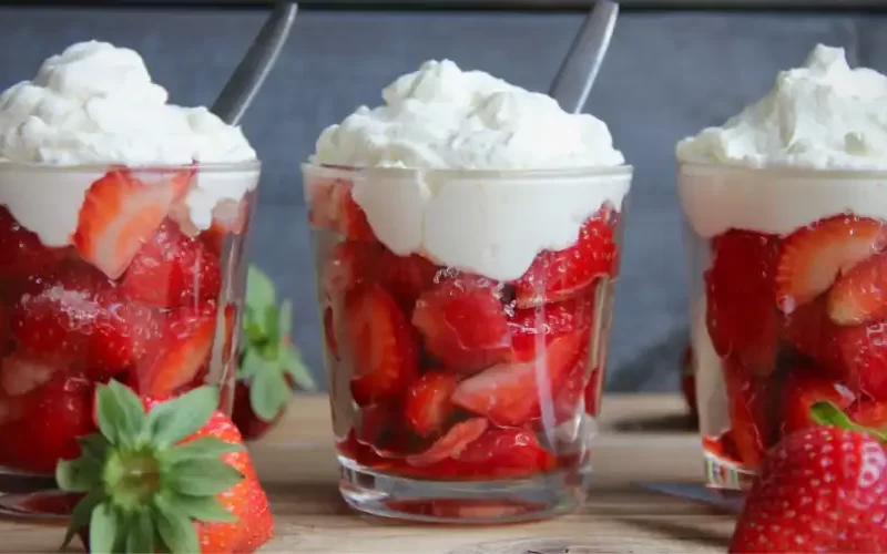 Aardbeien met slagroom en suiker